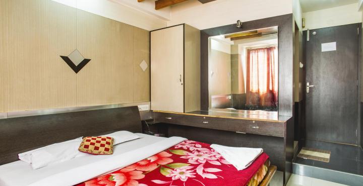 201409162037321310_eden_residency_executive_room_image3