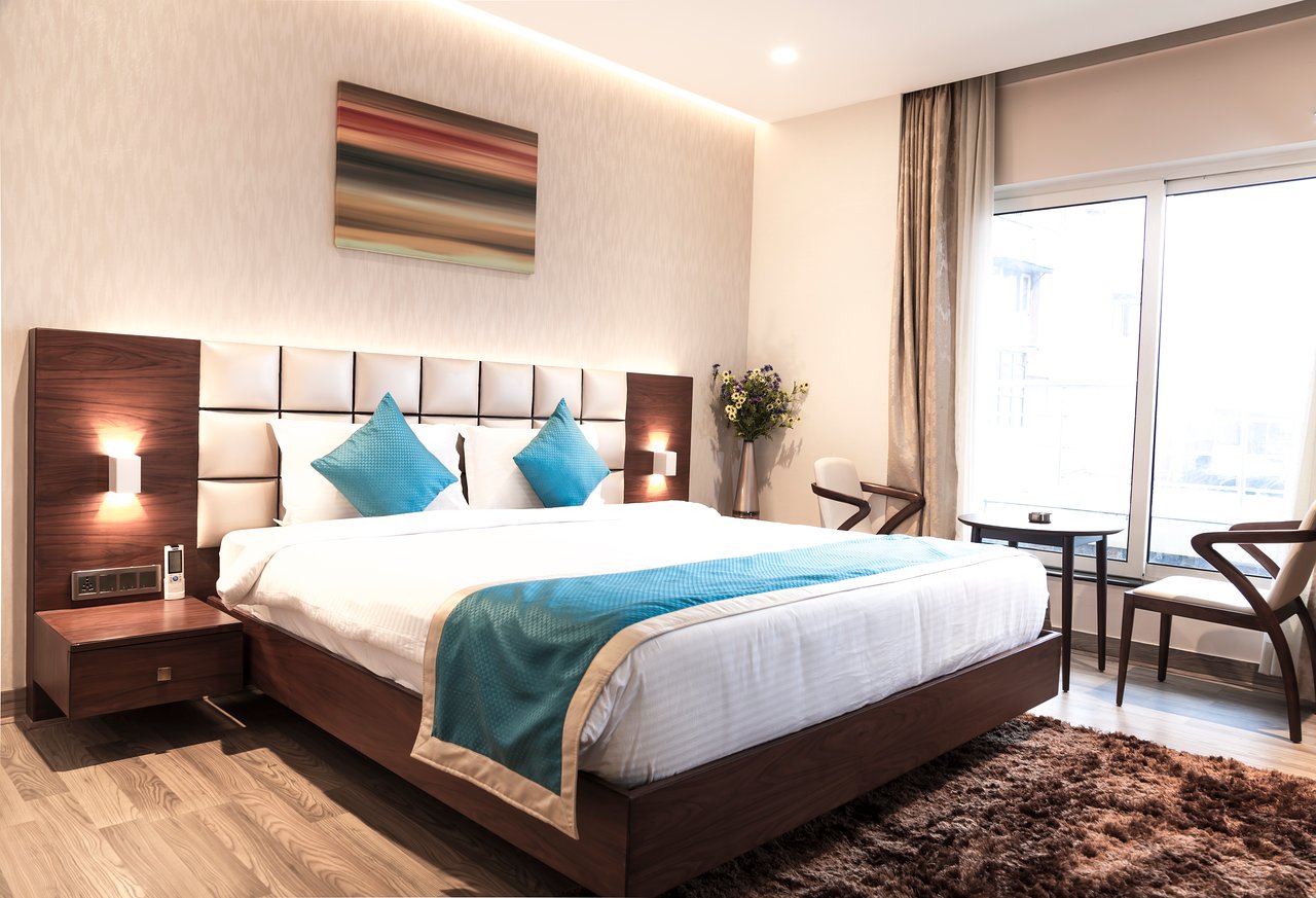 -M Crown Hote1