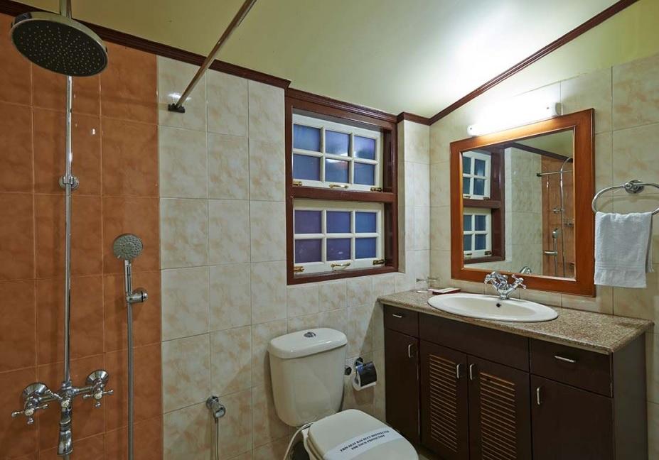 cafe-shillong-bed-and-breakfast-shillong-deluxe-double-room-bathroom-40661698fs